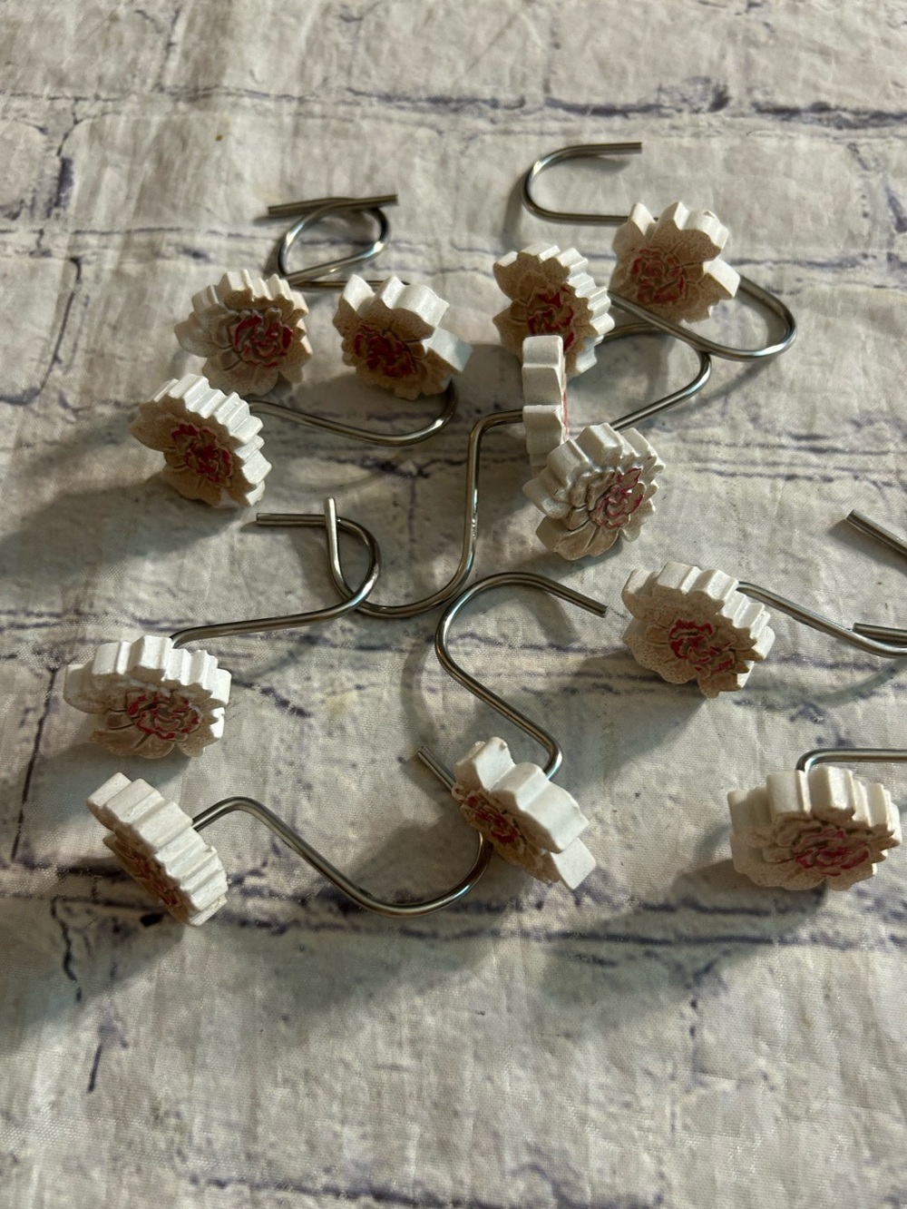 WHALINE BOHO FLORAL SHAPED CURTAIN HOOKS WHITE FLOWERS & PINK ACCENTS SILVER(12)